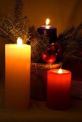 weihnachts-dekoration mit tannenzapfen,kerze