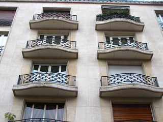 Balcons ondulants en fer sur fa&ccedil;ade de pierre