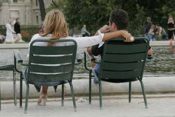 Couple dans un jardin public