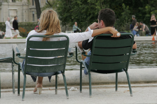 Couple dans un jardin public