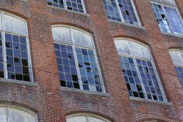 Damaged and vandalized factory building. © Tom Oliveira