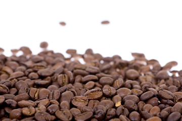 Kaffeebohnen mit weißem Hintergrund