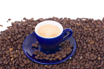 blaue Espressotasse mit Espressobohnen