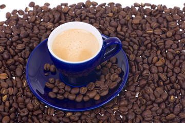 blaue Espressotasse mit Espressobohnen