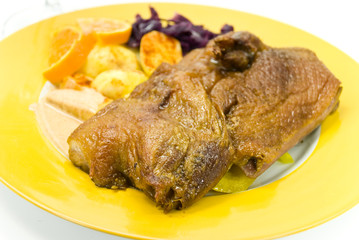 gebratene ente mit bratkartoffeln und rotkohl mit orange soße
