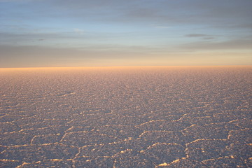Coucher de soleil sur le salar de Uyuni.