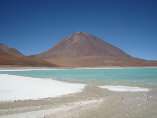 Fototapeta na wymiar Lac bleu émeraude au pied d'un volcan.