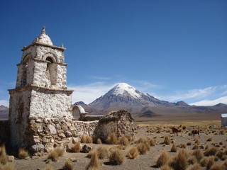 Eglise au pied d'un volcan.