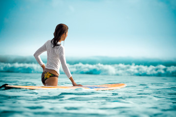 sexy surf girl - obrazy, fototapety, plakaty