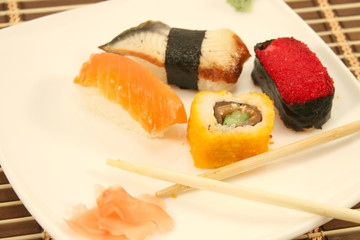 Plate from a susi and roll.