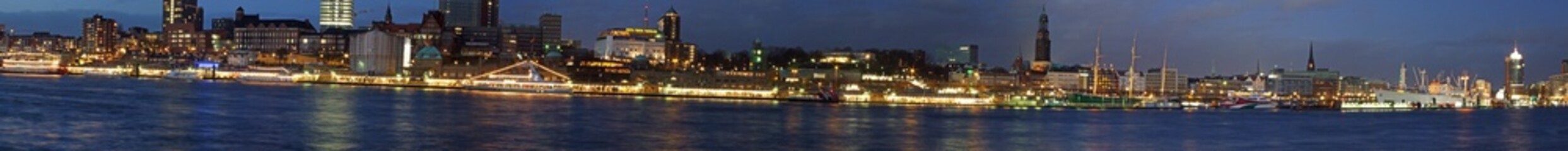 Fototapeta na wymiar Port Panorama zimowy wieczór Hamburg