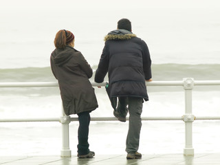 Pareja mirando el mar