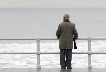 Hombre mirando al mar