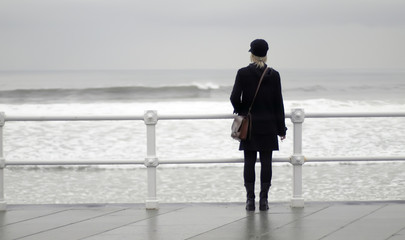 Chica mirando al mar