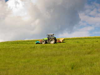 Fototapeta premium Traktor auf der Wiese