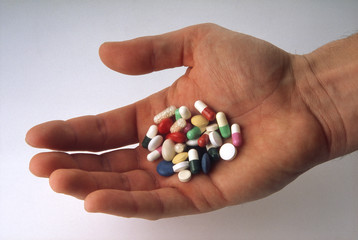 mano con pastiglie