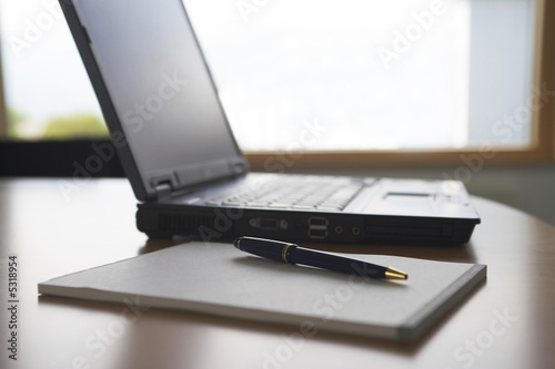 quot laptop and notepad on desk quot photo libre de droits sur la quot laptop and notepad on desk quot photo libre de droits sur la