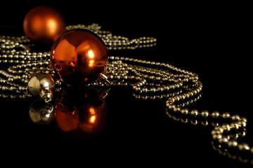 Boules de noël et collier de perles or