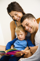 Obraz premium Family reading book.
