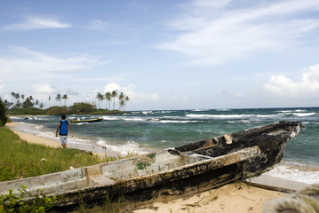 Fototapeta premium damaged boat on beach nicaragua