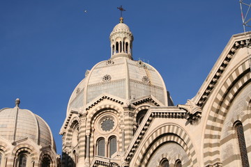 Fototapeta na wymiar Kopuły katedry św Matki Boskiej Większej w Marsylii