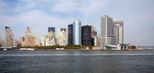 Obraz premium lower manhatten skyline view from ferry
