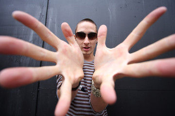 wide-angle shot to give give big hands to a young man © Dan Talson