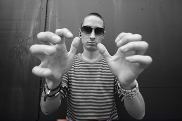 wide-angle shot to give give big hands to a young man © Dan Talson