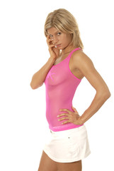 Nachdenklich in rosa Top