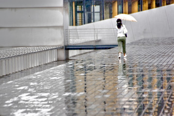 Alone under the rain - Seule sous la pluie