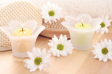 Obraz na płótnie Canvas beauty treatment - towel candles and flower 