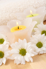 Obraz na płótnie Canvas candles and daisy flowers - beauty treatment