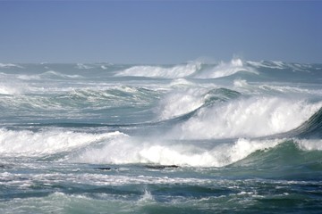 Fototapeta na wymiar Duże fale oceanu zerwania na burzliwy dzień