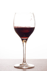 Verre de vin rouge isolé