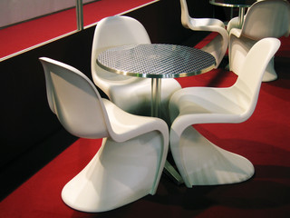 Tavolo in alluminio  con sedie di plastica bianca