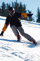 Fototapeta na wymiar Szybkie górskie narciarz zjazd na stoku ośrodka narciarskiego