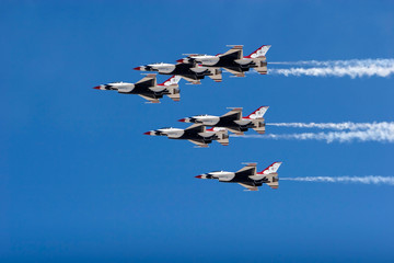 F-16 Thunderbird jets flying in formation