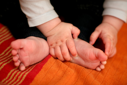 Pieds et mains de bébé