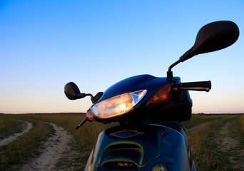 Fototapeta na wymiar Nowoczesny skuter z dołączonym reflektorem