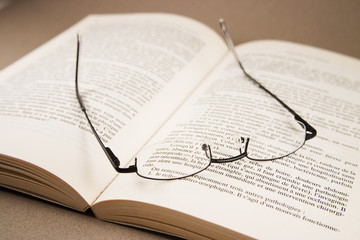 Lunettes posées sur un livre ouvert