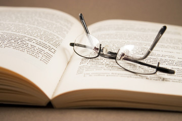 Lunettes posées sur un livre ouvert 