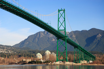 Fototapeta premium Lions Gate Bridge w Vancouver. Światło wczesnego poranka.