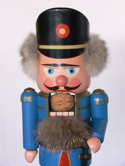 Nußknackerfigur mit Fellhaaren und Bart