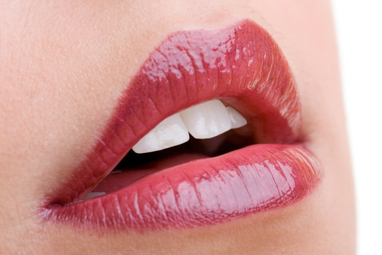 Halb geöffnete perfekte rote Lippen mit Lippgloss