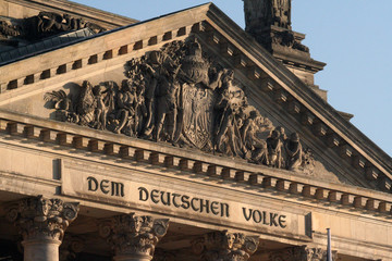 Eingangsportal des Reichstages in Berlin