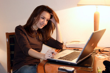 Frau mit Notebook