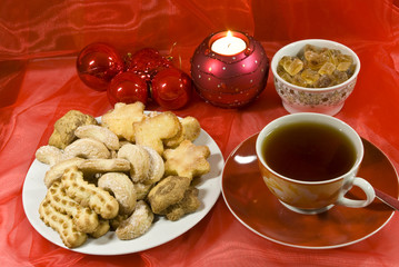 weihnachts-plätzchen mit tee