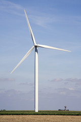 Fototapeta premium Energie renouvelable - éolienne et chateau d'eau