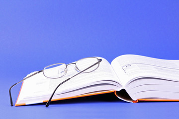 Buch mit Brille