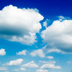 Naklejka na ściany i meble Piękne białe chmury na tle błękitnego nieba.